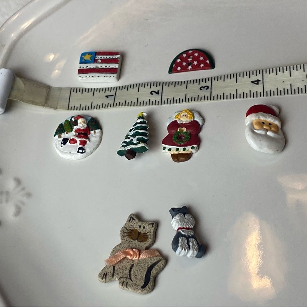 Vintage Novelty Holiday/Animal Themed Buttons - Picture 9 of 10